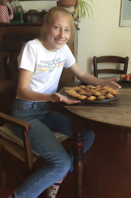 Jana ne perd pas son temps, dès son arrivée en France elle apprend à faire des madeleines