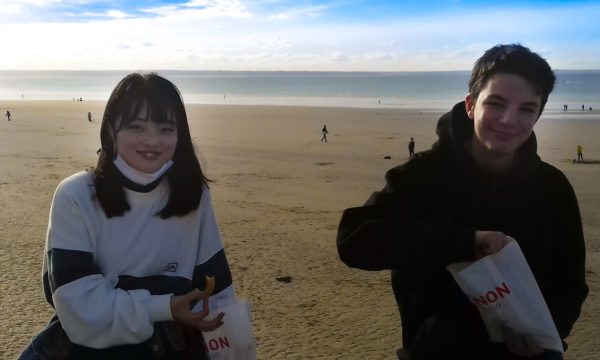 Karen, étudiante japonaise PIE, et son frère d\'accueil sur une plage de Bretagne