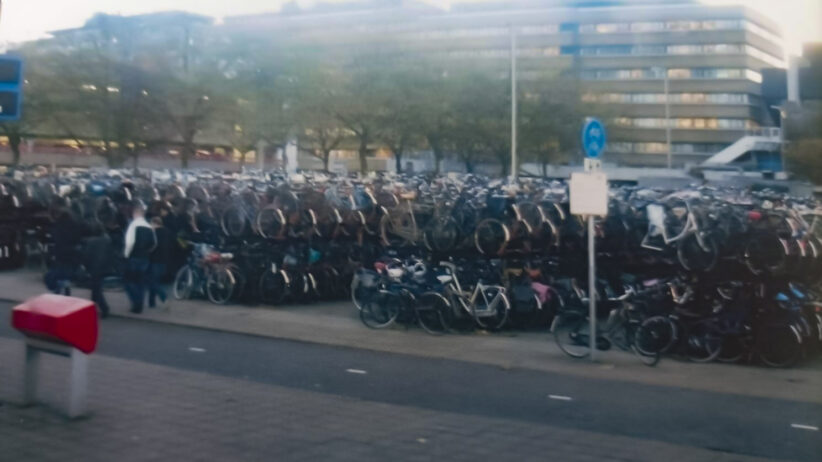 Parc à vélos à deux étages aux Pays-Bas