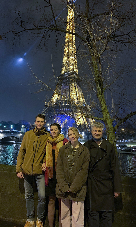 À la Tour Eiffel — L'accueil en famille avec PIE — Ronja, Estonienne, et sa famille française 