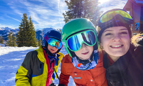 Une participante l'Amérique au Pair profite, en famille, de la neige et du soleil du Colorado - Au pair avec PIE