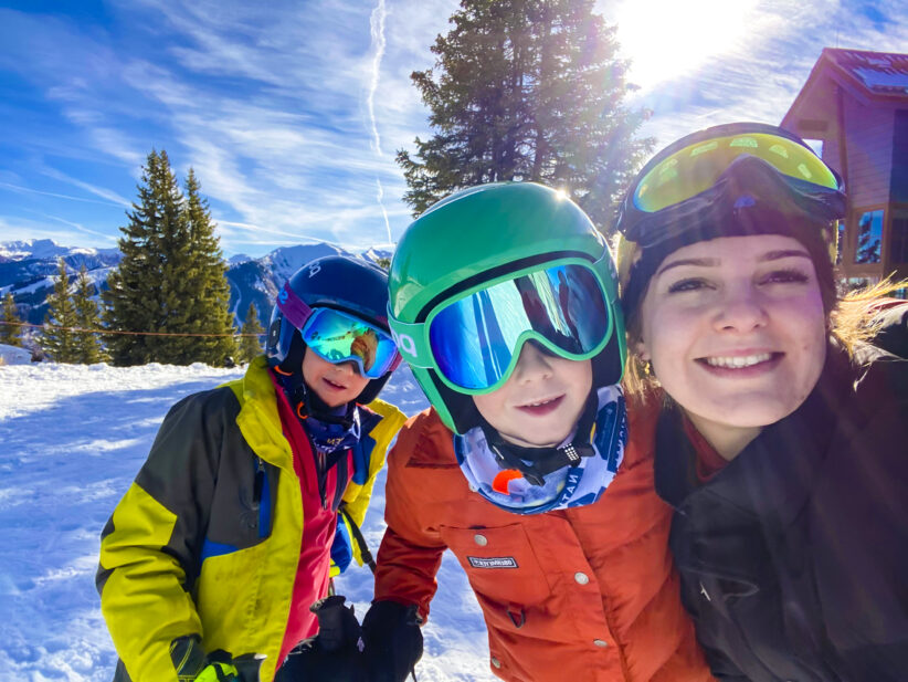 Une participante l'Amérique au Pair profite, en famille, de la neige et du soleil du Colorado - Au pair avec PIE