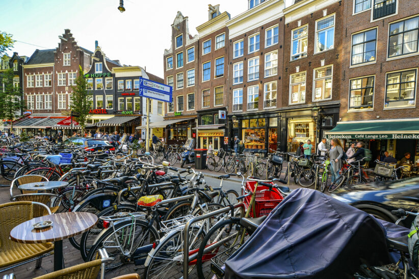 Vélos et cafés aux Pays-Bas