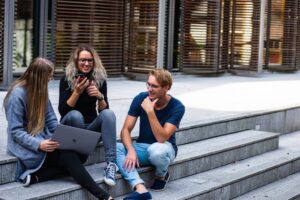 étudiants lisant des offres d'emplois aux USA