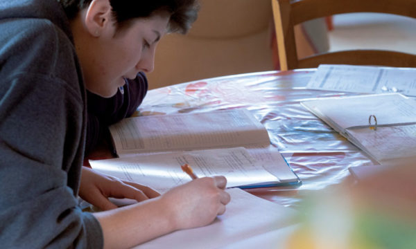 Après l'école, du travail à la maison !