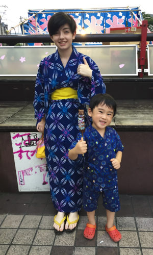 Une année d'intégration au Japon avec PIE — Jeune lycéenne PIE avec son petit frère d'accueil