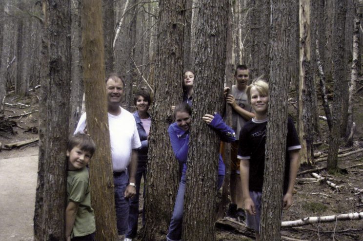 1,2,3… NOUS IRONS DANS LES BOIS — Photo du mois — Février 2016 —Camille et sa famille d’accueil — Une année scolaire aux USA — Savage, Minnesota