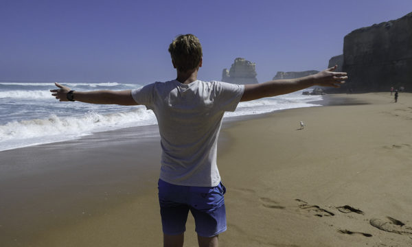 ÇA PLANE POUR LUI — Un français en Australie, bras ouvert, face à la mer