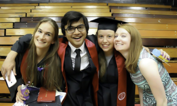 JOUR DE GLOIRE — Une participante a un séjour d'une année en High School fête sa graduation avec ses amis