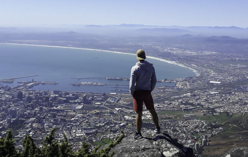 Hector surplombe Cape Town, sa ville d'accueil pour une année