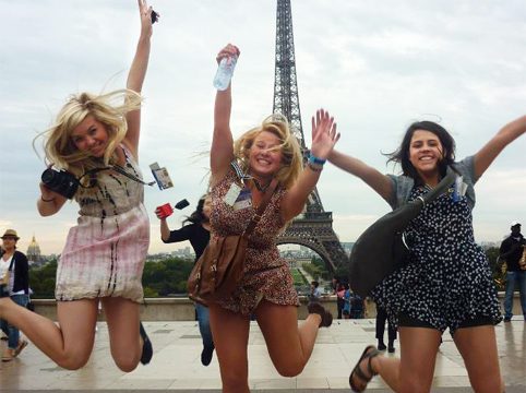 LES TROIS TOURS EIFFEL, une année en France