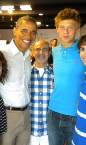 Charles (participant PIE au programme d'une année aux États-Unis), son père d'accueil et Barack Obama
