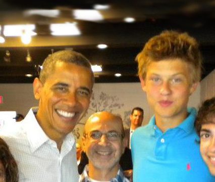 Charles (participant PIE au programme d'une année aux États-Unis), son père d'accueil et Barack Obama