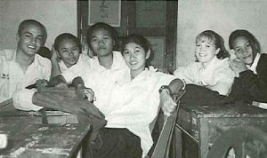 Odyssée, participant PIE au séjour d'une année scolaire en Thaïlande, au milieu d'élèves